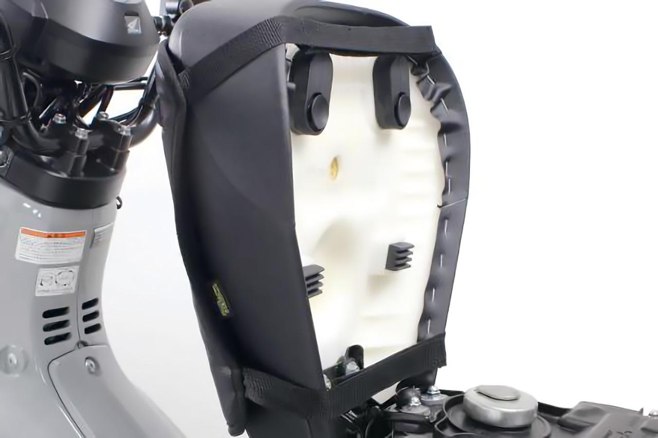 画像: ▲バイクのシートへは付属のバンド2本で固定する。付属の延長ベルトを使えば、ビッグスクーターなどのシートの大きい車種にも取り付けが可能となっている。