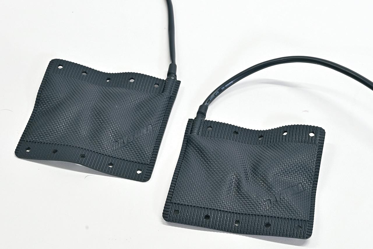 画像: ▲本体キット、装着前の開いた状態。付属の紐を穴に通して左右グリップに巻き付ける。