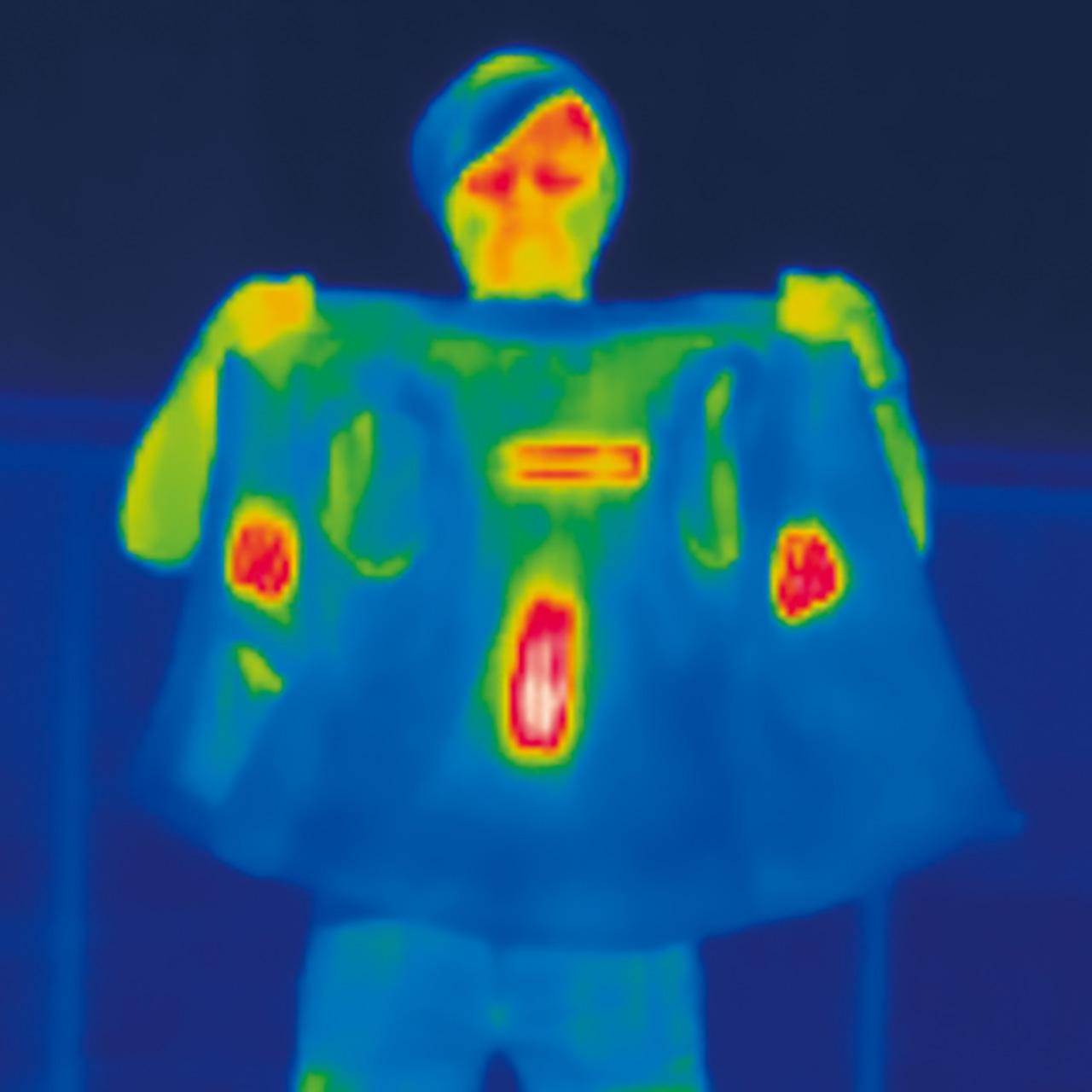 画像: ▲内側をサーモカメラで撮影。ヒーター部は部分的に白くなっており、赤い部分よりも高温になっている。熱は部分的に見えるが、着ると上半身全体がしっかり暖かい。