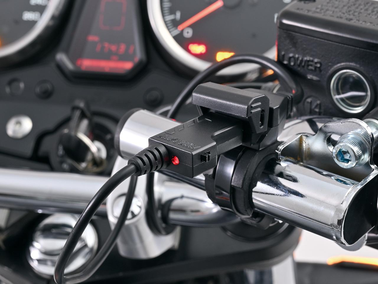 画像: ▲電源はUSBとなり、手持ちのモバイルバッテリーはもちろん、車体USB電源のどちらを使うことも可能。ただし、モバイルバッテリーの場合6000mA/hで1～1.5hしか使えないので、ツーリング時はスペアをいくつか携行する必要があるかも。