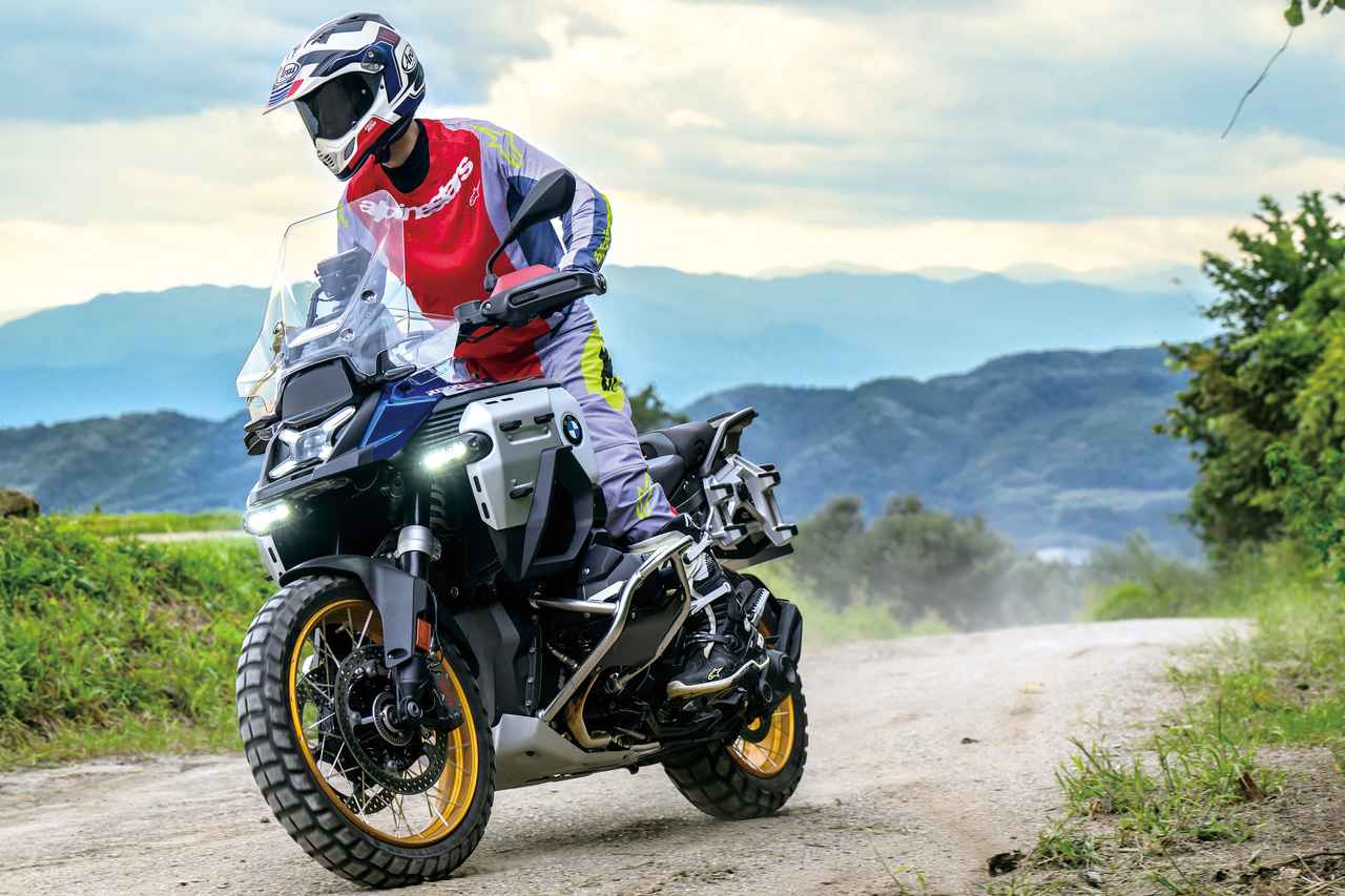 画像: BMW R 1300 GS Adventure 2026年モデル 総排気量：1300cc エンジン形式：空水冷4ストDOHC4バルブ水平対向2気筒 シート高：〈GSスポーツ〉840-870mm / 860-890mm、〈ツーリング〉820-850mm / 840-870mm 車両重量：284kg 税込価格：340万9000円～ ※写真は2025年モデル