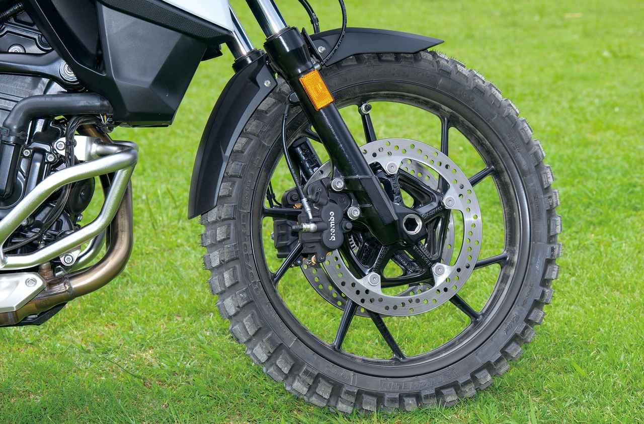 画像: ▲Φ41㎜フォークは路面追従性に優れ、よく動く。サスストロークは前後とも170㎜だ。