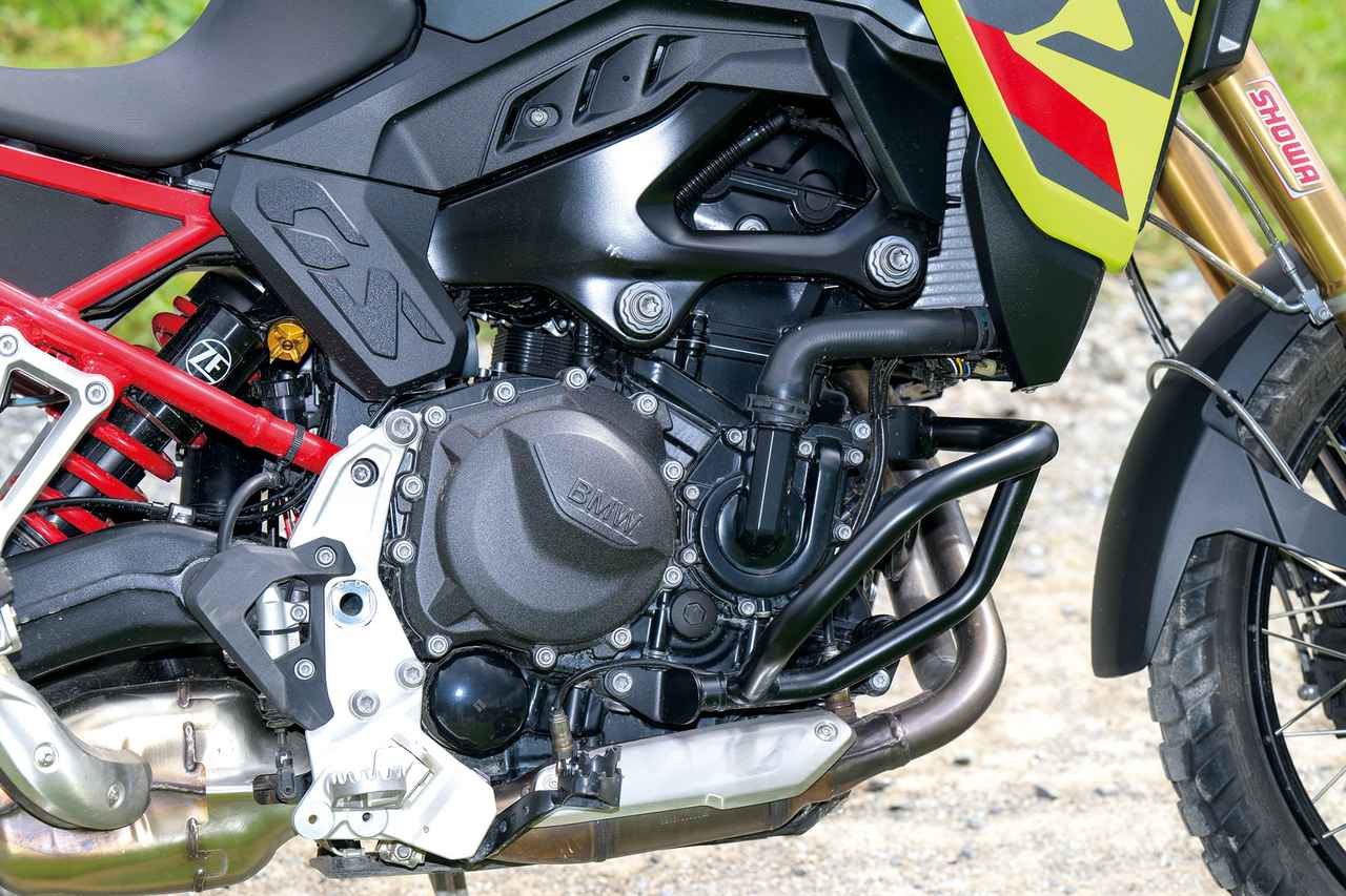 画像: ▲270°位相クランクが採用された水冷パラツインは低回転域から粘り強く、高回転まで軽快に吹け上がる。