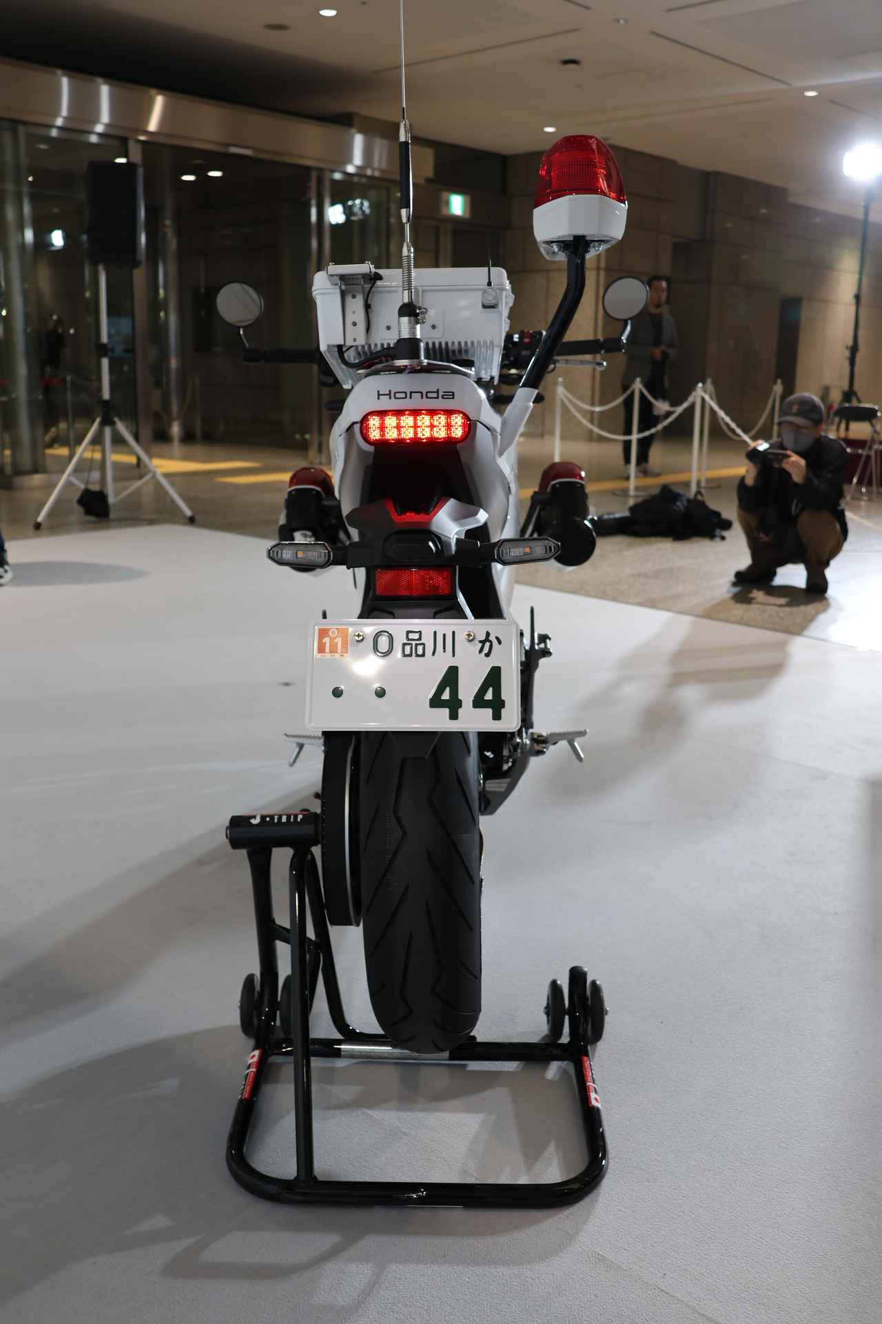 画像6: 【初公開！】国産EV白バイ初登場！ ホンダ「WN7」ベース、2026年1月の箱根駅伝で先導予定の車両をじっくりチェック！