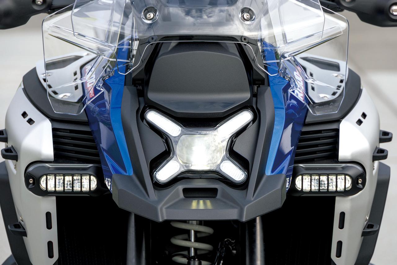 画像: ▲X型のDRLとプロジェクターヘッドライトが組み合わせられ、独創的なフロントマスクを演出。