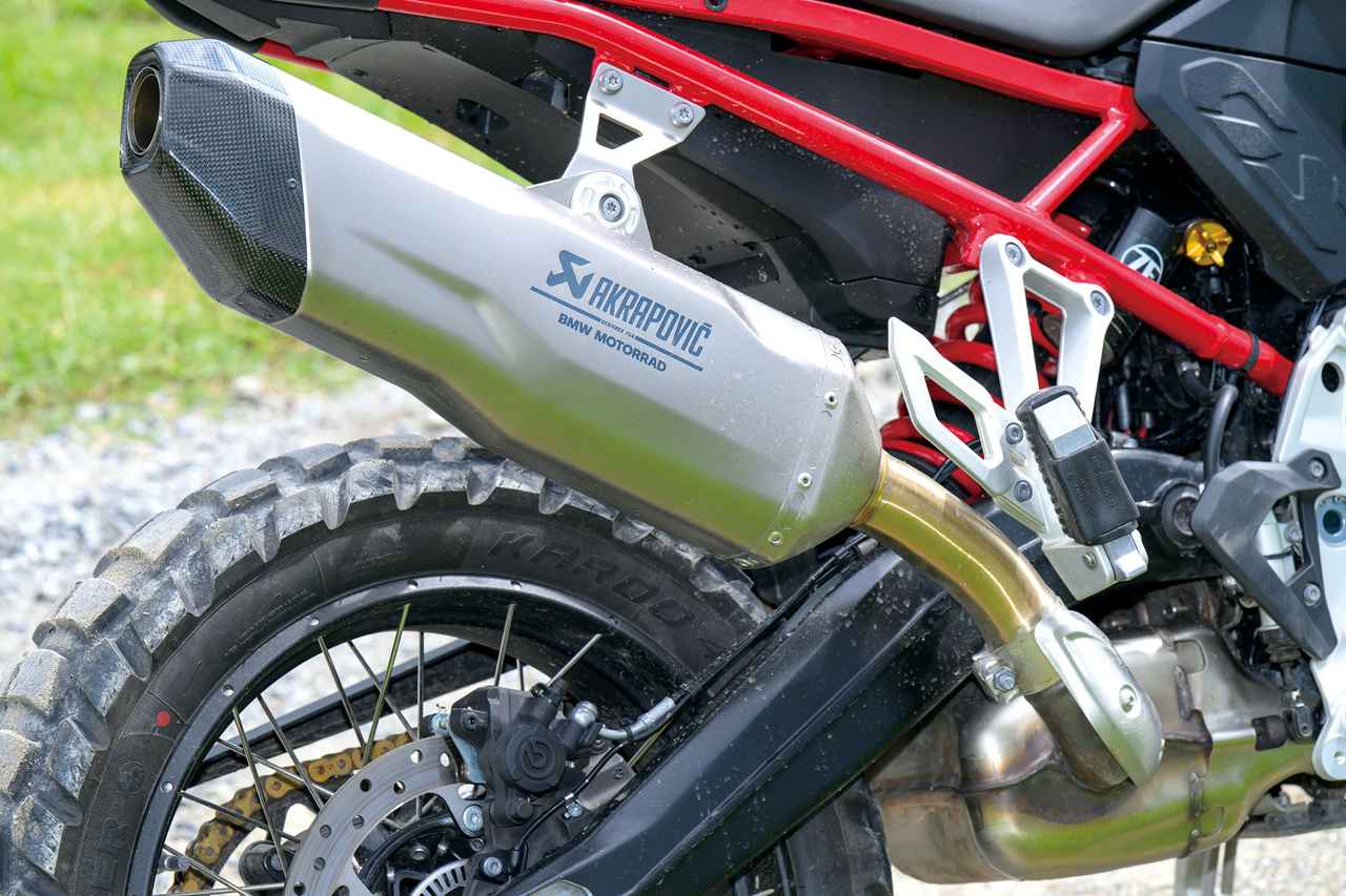 画像: ▲アクラポビッチ製のスポーツサイレンサーを標準装備。スリムなリア周りで、スポーティさをより強調している。