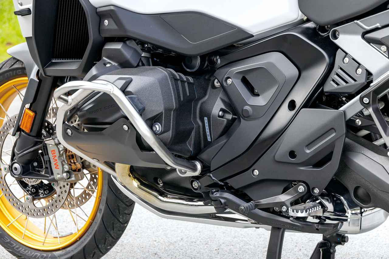 画像: ▲1254㏄から1300㏄へ排気量アップし、左右シリンダーをほぼ対称に配置した新型ボクサーツイン。