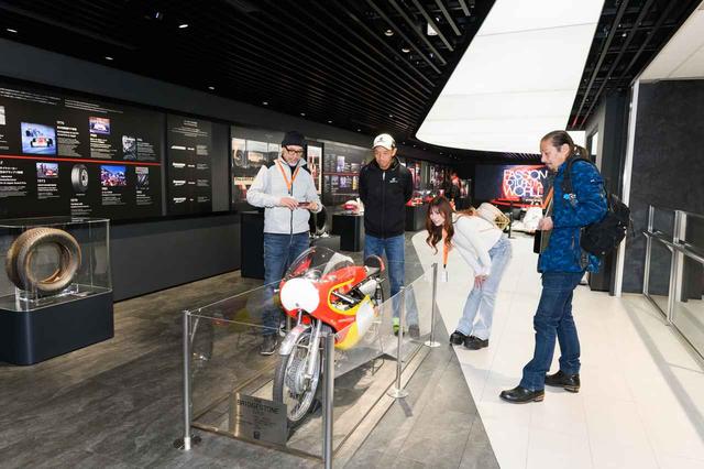 画像2: 来春のタイヤ選びどうする？　ツーリングもサーキット走行も楽しみたい葉月美優が、プロたちに聞いてみた！