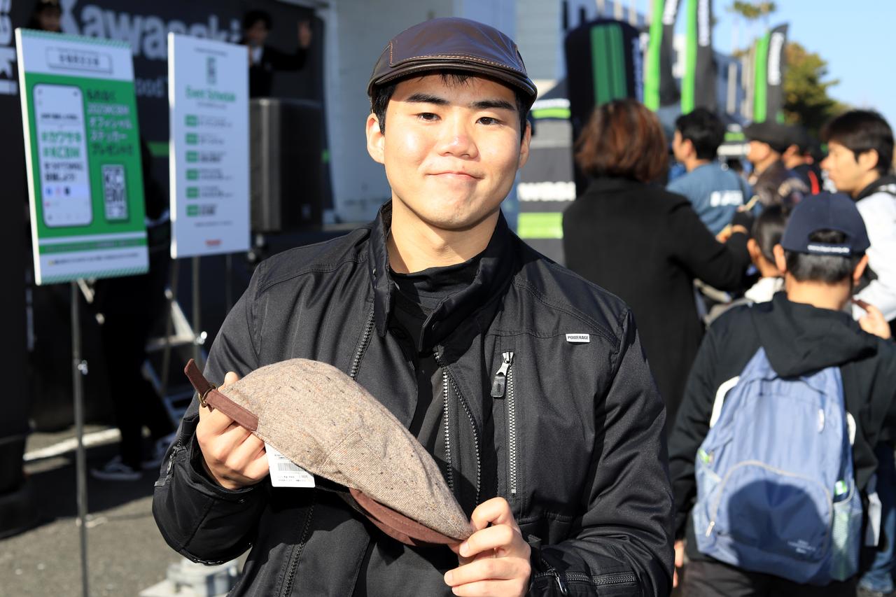 画像3: ▲「最初はK」から始まるのが、KCBMのじゃんけん大会では恒例となっています。MCは常連の参加者にはお馴染みとなっている塩田康介さんが今回も担当しました。賞品はハンチング帽やTシャツなど、モーターサイクルでも持ち帰りやすいアイテムばかりです。