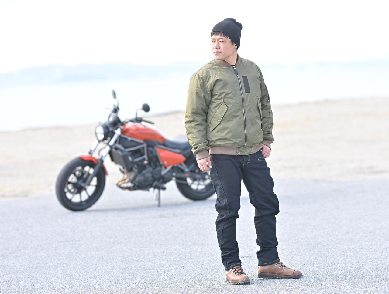 画像: ▲私の体型は175cm・70kg（脚は短め・太め）。「電熱MA-1」「防風ジーンズ・ボア」ともにLサイズを着用しています。