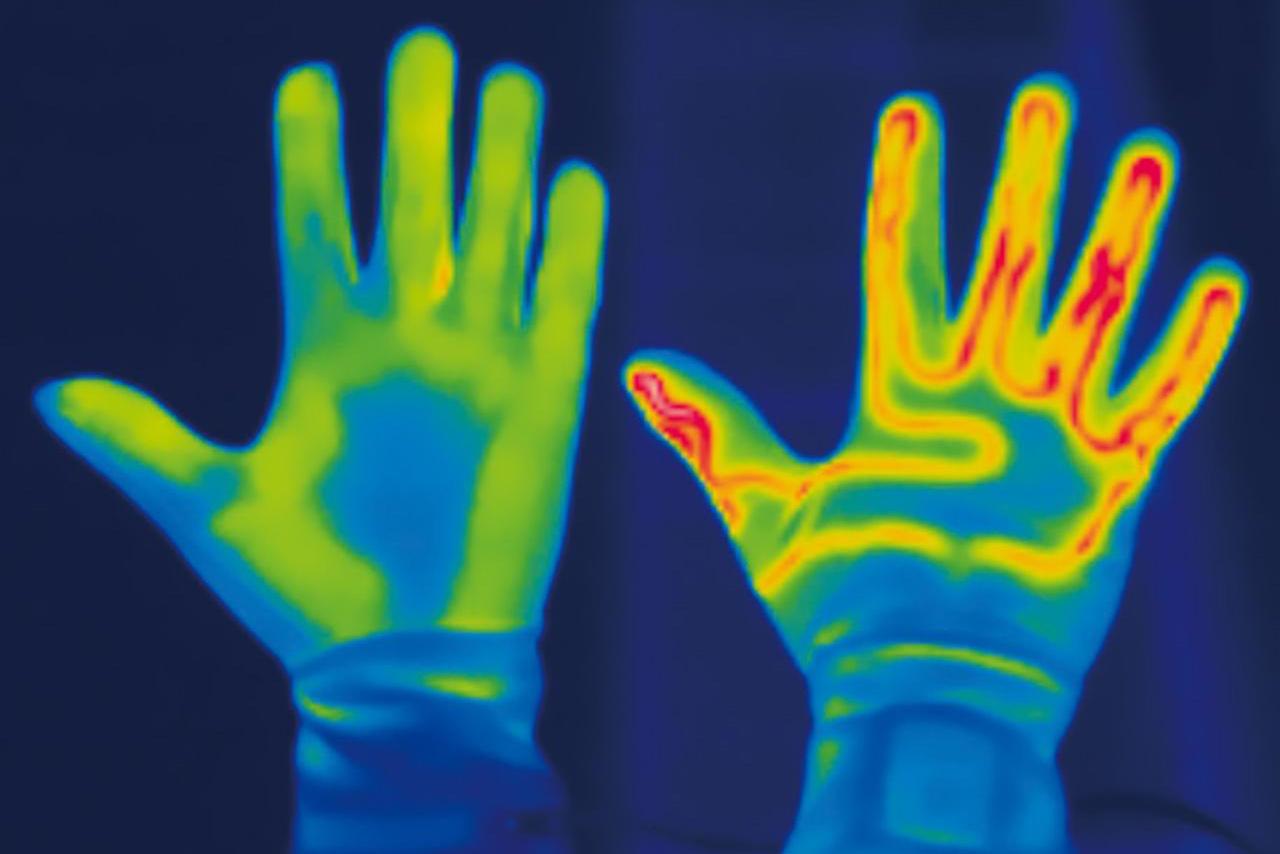 画像: ▲グローブ装着状態のサーモ画像を見ると特に指先の温度が高いのがわかる。さらにウインターグローブ重ねることで指先や手の冷えはかなり解消されるはずだ。