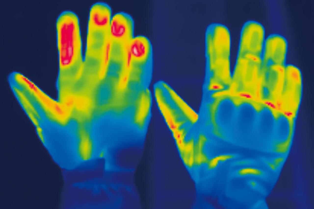 画像: ▲グローブ着用状態で外側からサーモカメラで撮影してみると、手の甲の部分に比べ生地が薄く柔らかい指部分の温度がやや高い。指の動かしやすさを考慮したつくりが視覚的に理解できた。