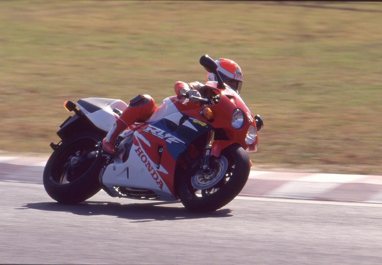 画像: ワークスマシンの名を与えられた特別な1台!「HONDA RVF/RC45」【名車図鑑】 - webオートバイ