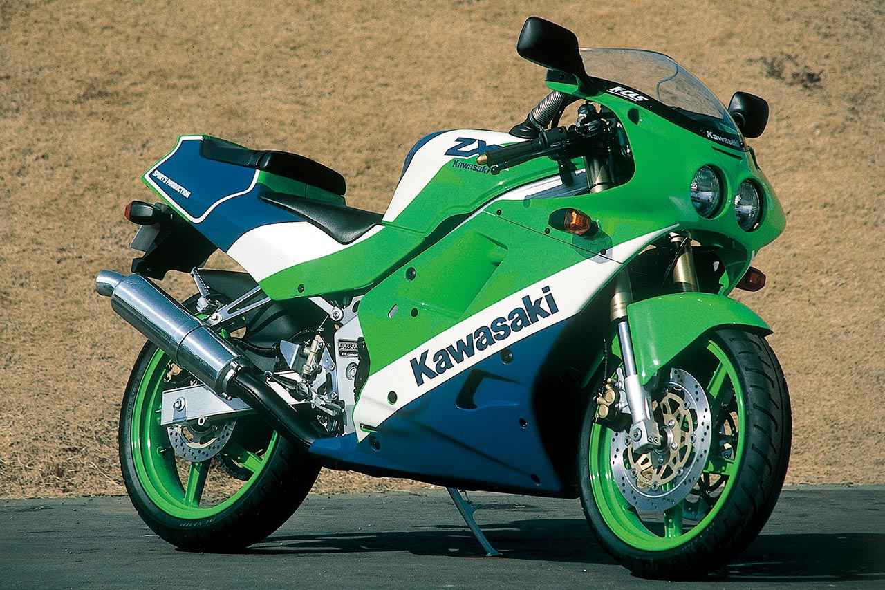 画像1: ▲SPレース対応のZXR250R。キャブレターはSTDより2mm大径のΦ32mmボア、1～3速をクロスレシオとした6段ミッションを装備する。リヤショックユニットには無段階のプリロード調整と4段階の減衰力調整が付き、前後にハイグリップなラジアルタイヤを標準装着する。