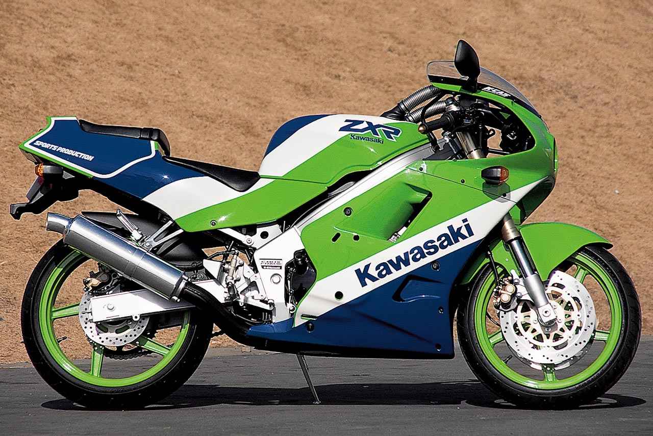 画像2: ▲SPレース対応のZXR250R。キャブレターはSTDより2mm大径のΦ32mmボア、1～3速をクロスレシオとした6段ミッションを装備する。リヤショックユニットには無段階のプリロード調整と4段階の減衰力調整が付き、前後にハイグリップなラジアルタイヤを標準装着する。