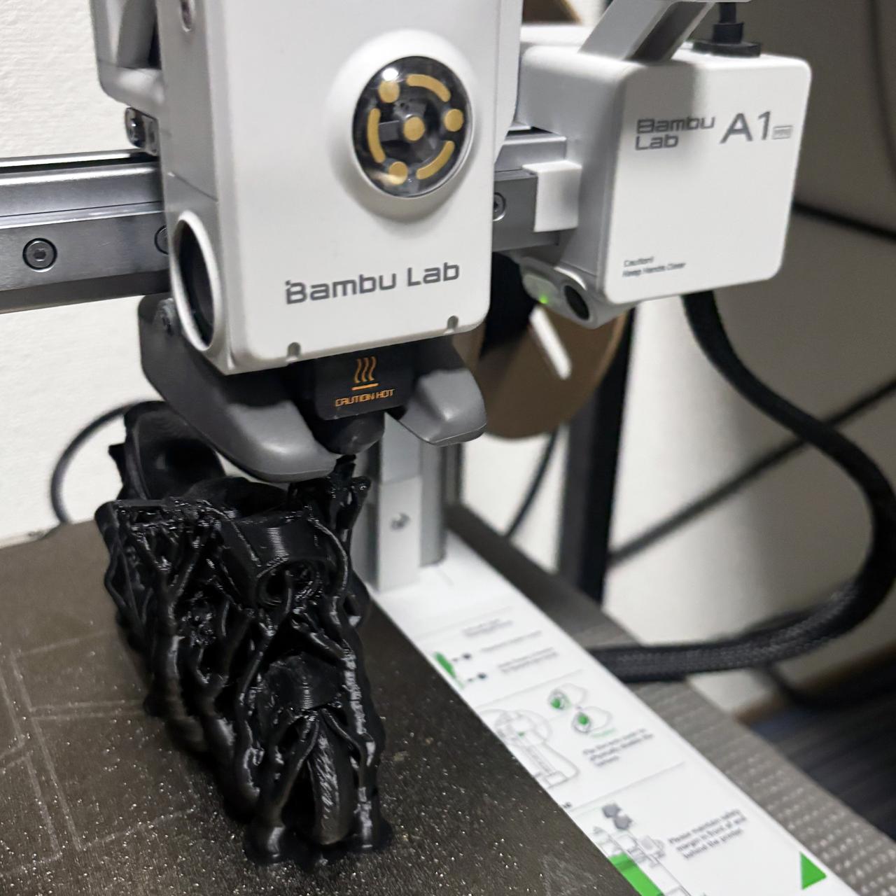 画像: ▲印刷物が黒いのはブラックカラーの樹脂材料を使っているため。黒々としてやや気持ち悪い……。