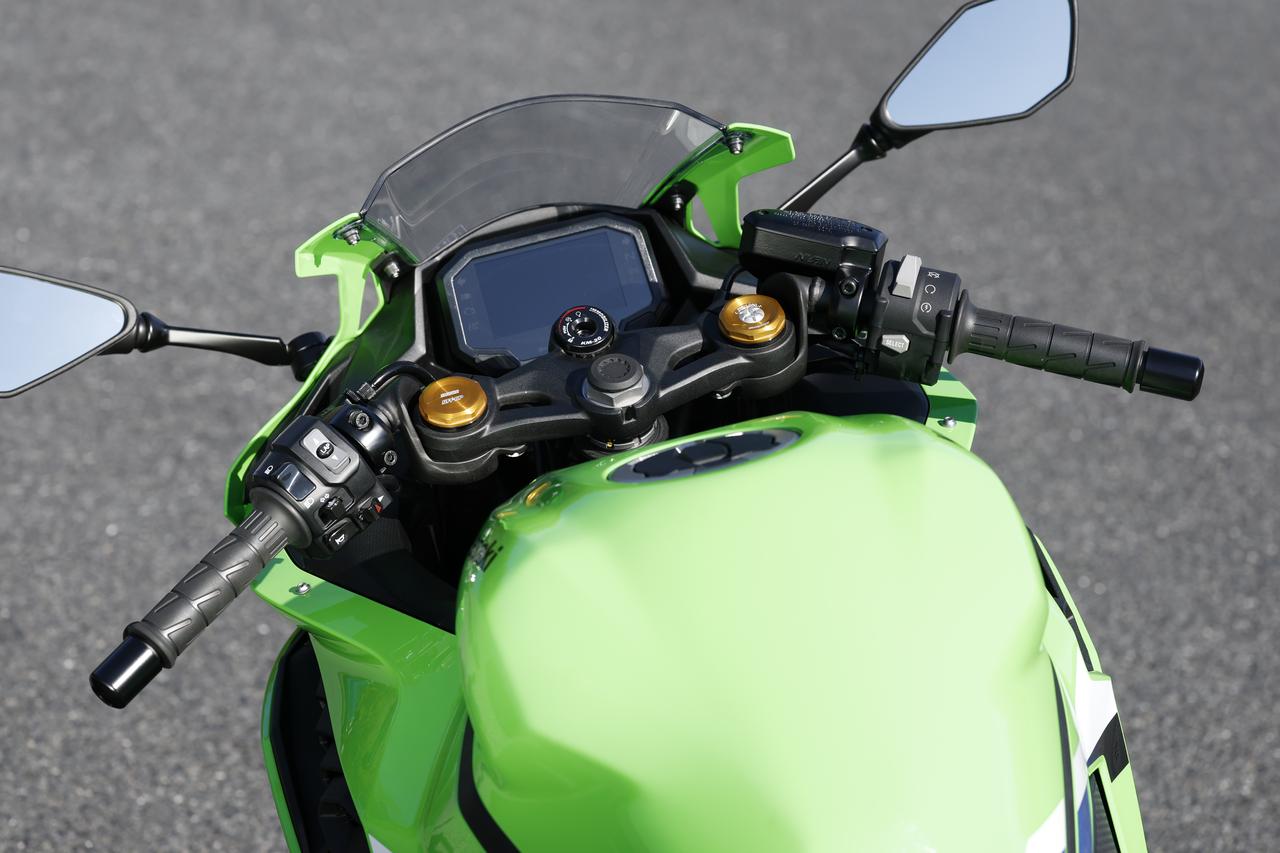 画像: スーパースポーツではあるが、ハンドルの垂れ角はきつくなく、セット位置も程よい低さなのでライポジの自由度は高め。