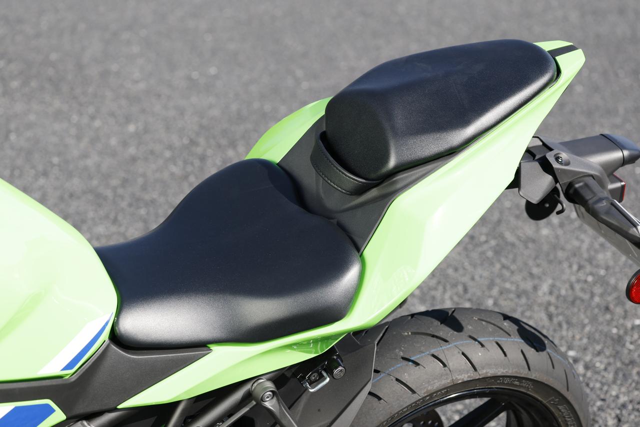 画像: シート形状はホールド性に優れた形状。座面は絶妙に絞り込まれ、シート高も785mmに抑えられており、足つき性に不満はない。