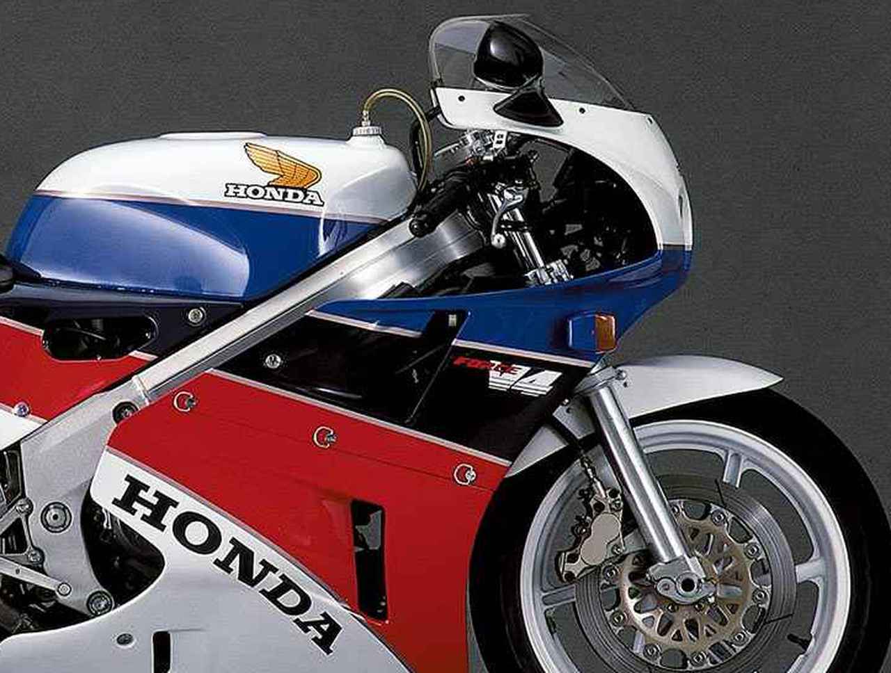 ホンダ「VFR750R（RC30）」（1987年）｜レーサーに非常に近い姿での