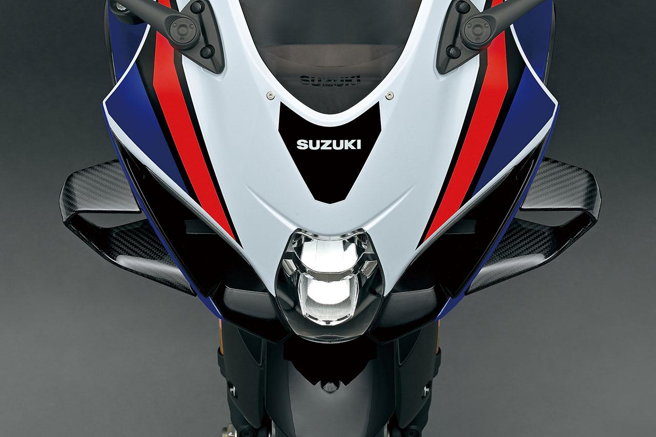 画像: ▲2輪での効果への疑問やパーツの成形、安全性等の面から長らくウイング的なものの装着がなかったが、2010年代に入ってからのMotoGP用各社マシンで装着され、有効性が確認されると進化が顕著になった。スズキもV4のGSV-Rを経て直列4気筒で投入したGSX-RRにウイングレットを装着し、多くの形状とその効果を試してきた。