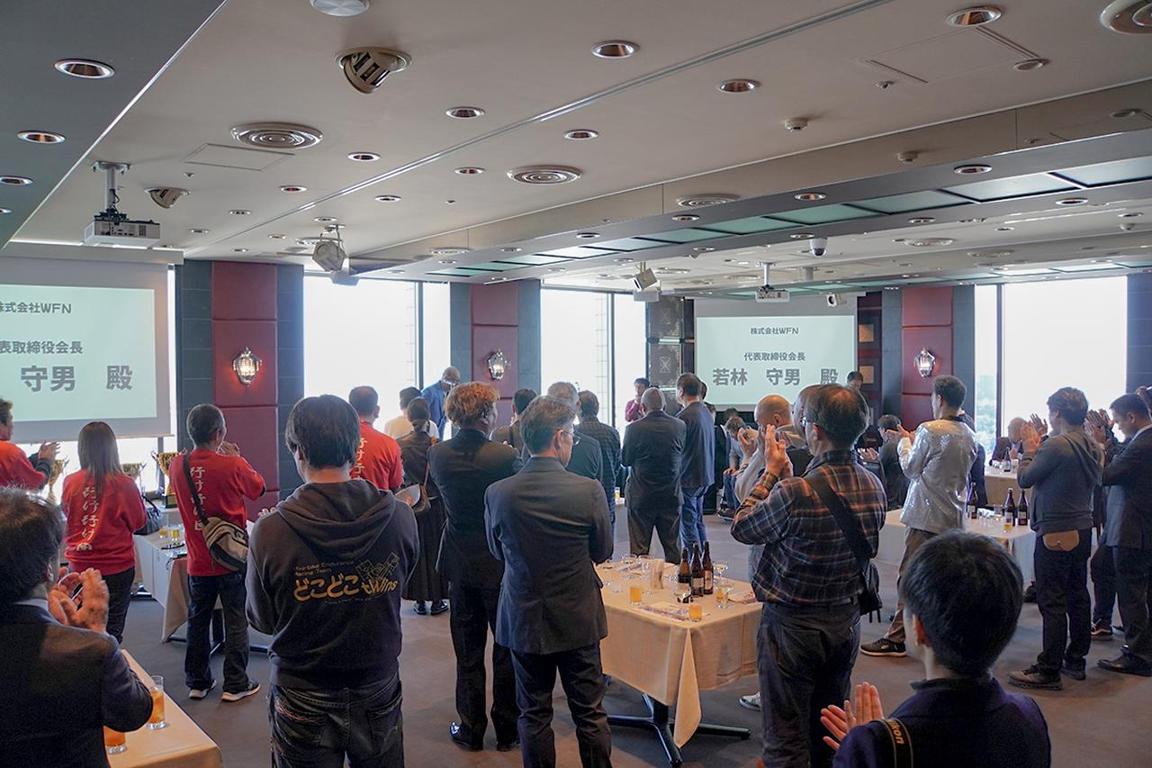 画像2: 主催者やスタッフ、サポートしてくれる人々とともに楽しい時間を過ごす