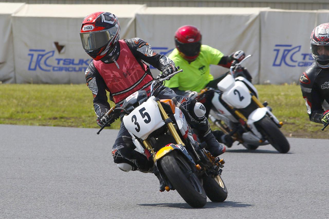 画像: 女性ライダーはピンクのビブスを着用。無理な追い越しや接触・転倒などをさせると、加害者には大きなペナルティが課される。