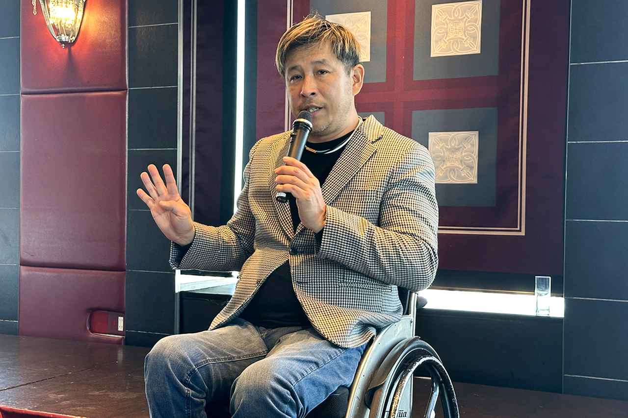 画像1: 主催者やスタッフ、サポートしてくれる人々とともに楽しい時間を過ごす