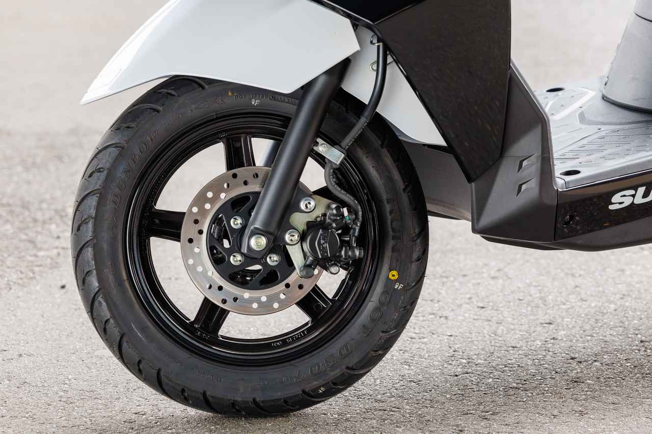 画像: 5本スポークのアルミ製ホイールを採用。ディスクブレーキのタッチは自然なもの。サスペンションの衝撃吸収力も良好な印象だ。