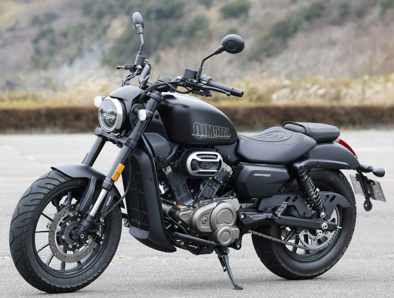 画像1: ピーナッツタンクを備えた精悍なスタイリングはベースモデルのSRV250Sと同様。ボディカラーは3色をラインアップする。ちなみにMTのSRV250は「バイカーズパラダイス南箱根」で1時間税込3300円でレンタル試乗可能だが、このSRV250Aも追加になる予定だ。