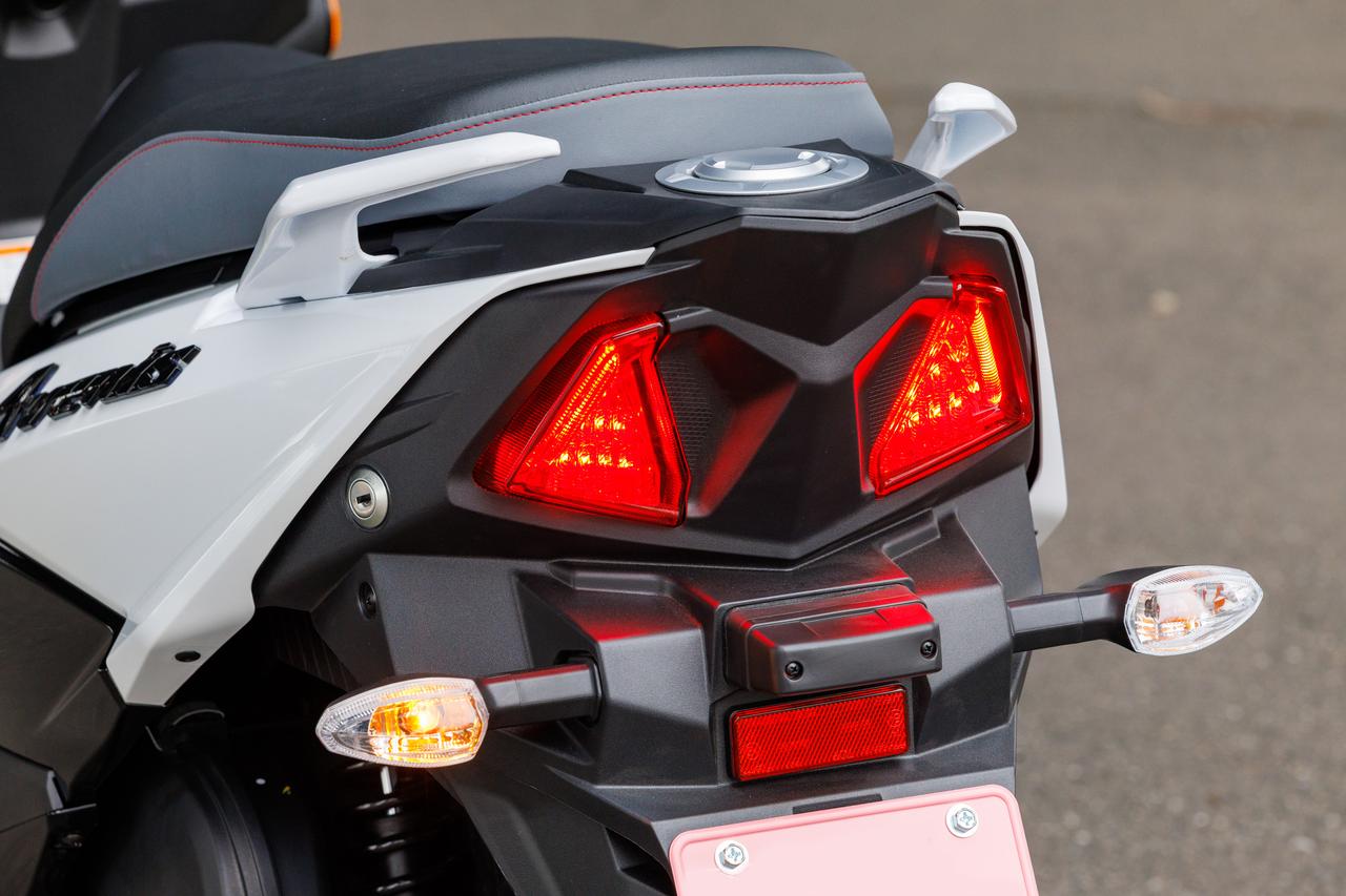 画像: 夜間でもひと目で車種がわかる三角形のLEDテールランプをダブルで装備。ウインカーはハロゲンバルブ。上部にガソリン給油口を備えている。