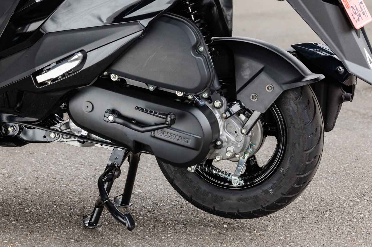 画像: リアブレーキはドラム。コンバインドブレーキを採用しているので、リアのブレーキレバーだけを握っても安定した減速ができる。