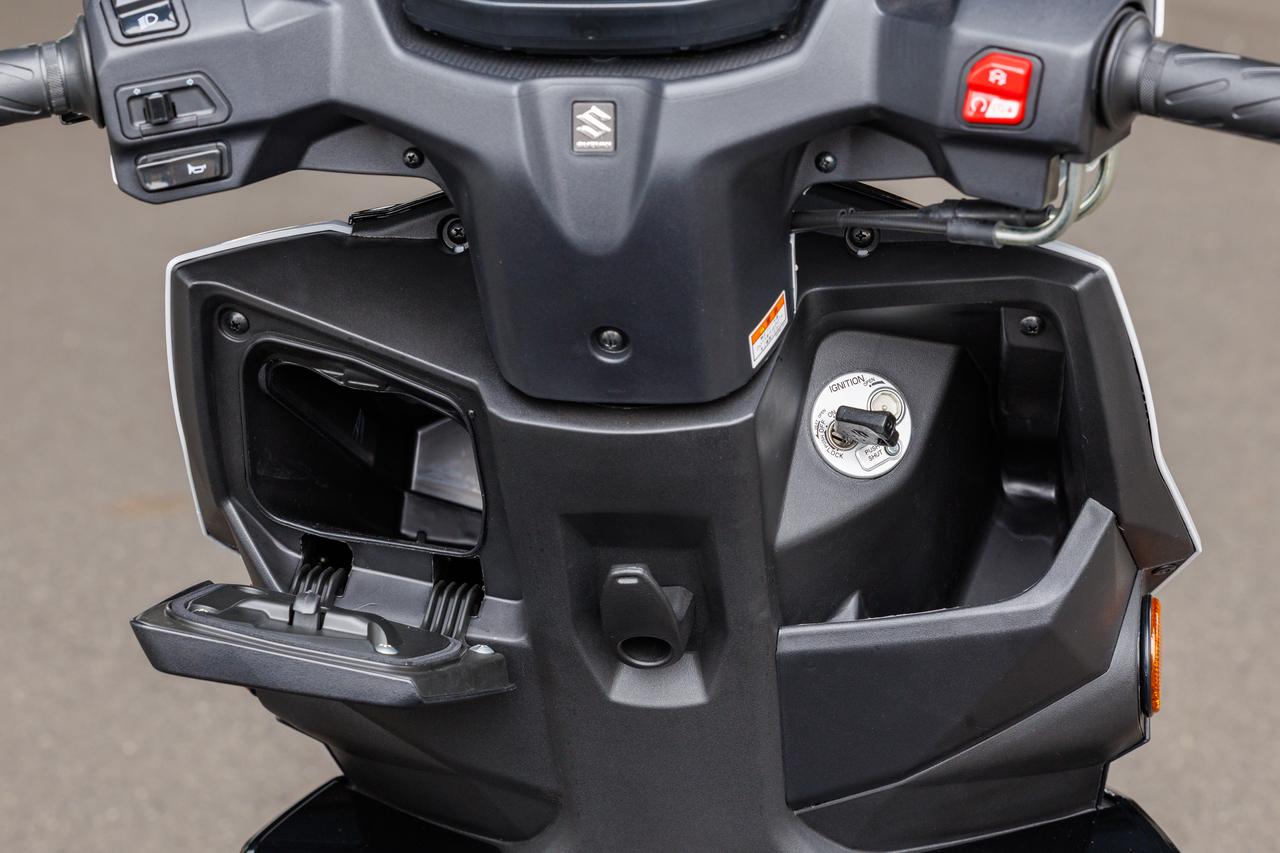 画像: 左側にフタ付きのインナーボックスを、右側にはオープンタイプのインナーラックを備える。センターには使いやすいコンビニフックを装備。