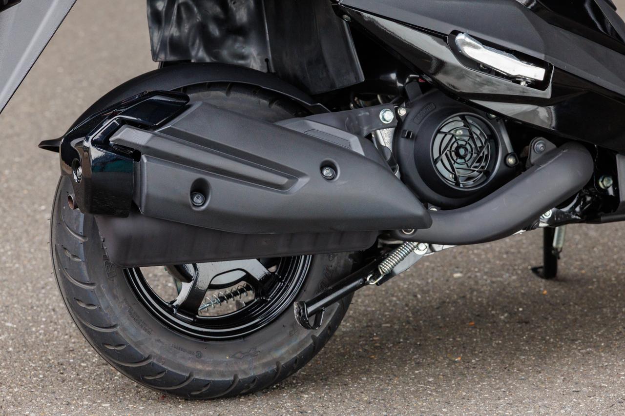 画像: 空冷のSEP（スズキ・エコ・パフォーマンス）ユニットは8.3PSを発揮。マフラーは跳ね上がったデザインのスポーティなもの。