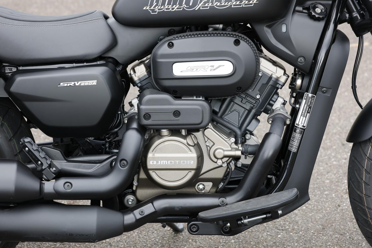 画像: エンジンはSRV250と同じ水冷のSOHCVツイン。パワーは20.5kW（約27.8PS）と、このクラスのクルーザーとしては強力。これにAMTミッションを組み合わせる。