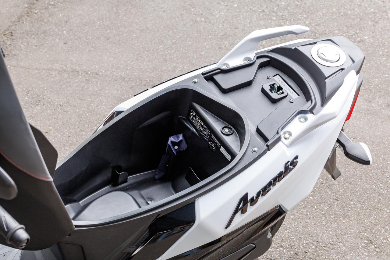 画像: トランクスペースはやや浅めなので入るヘルメットは限定される。その代わりヒンジ部にヘルメットホルダーを2個装備している。