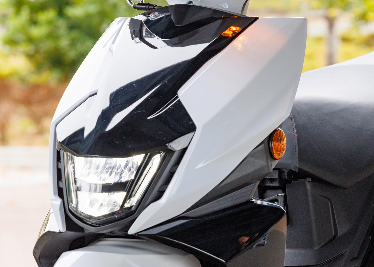 画像: 上下２灯風にデザインされたLEDヘッドライトを低めの位置にセット。左右のLEDデイライトからもスポーツバイクのDNAが感じられる。