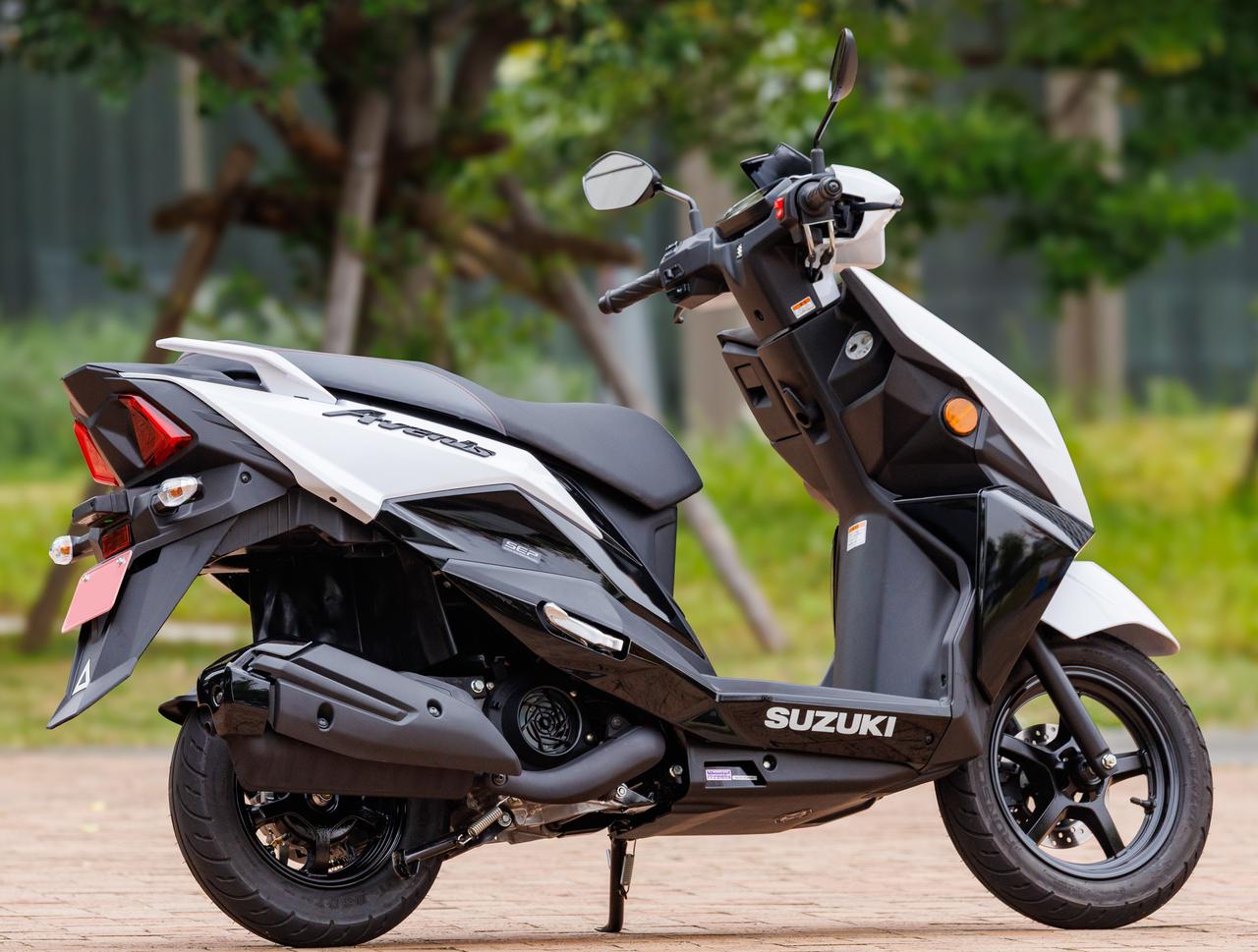 画像: フロント（12インチ）よりも小径のリアタイヤ（10インチ）を採用。そのため車体後部のボリューム感がより強調されて見える。