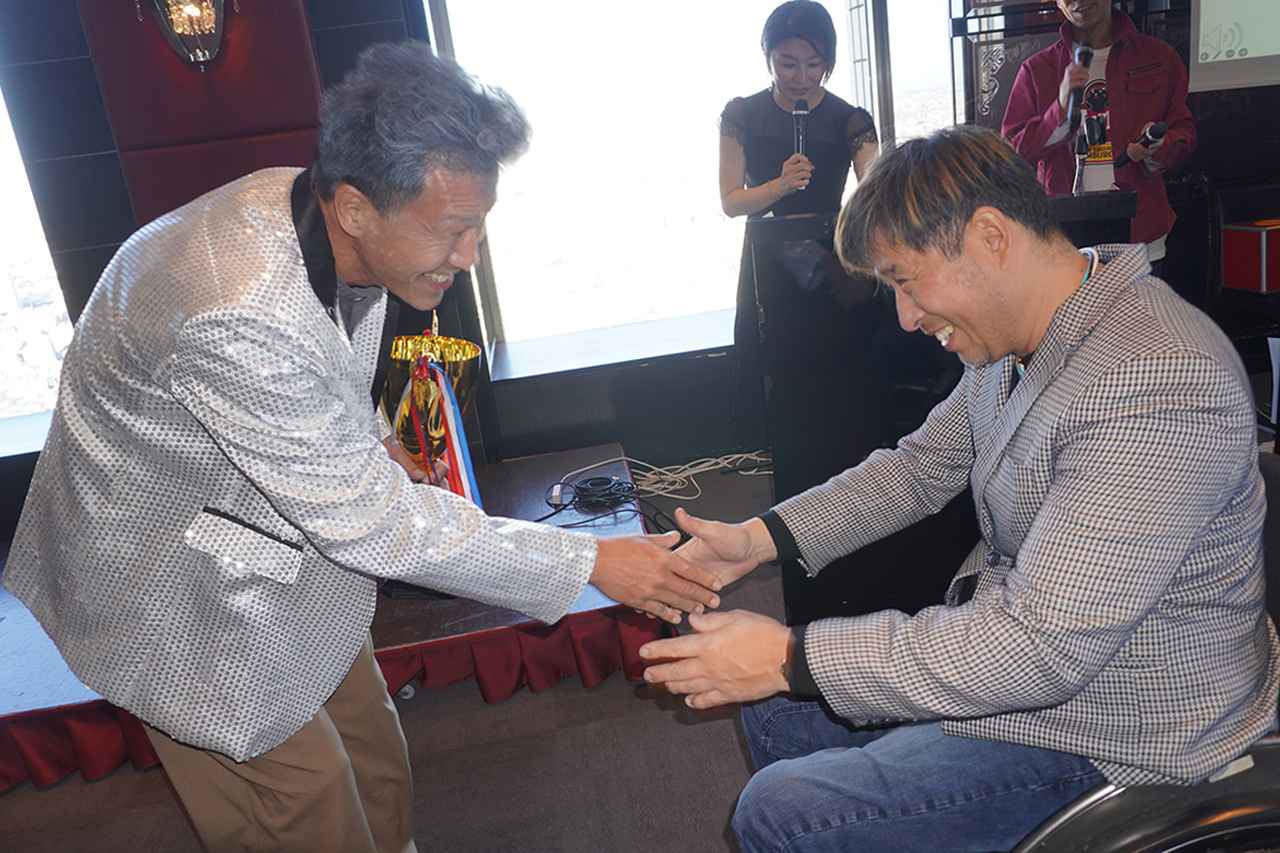 画像: 感激の握手!