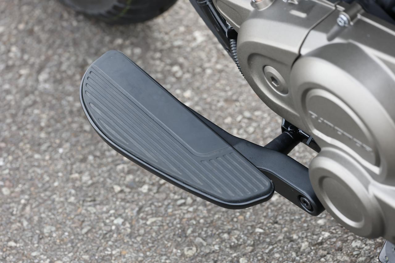 画像: チェンジペダルとリアブレーキペダルを持たないため、フットボード式を採用する左右のステップは広々としたもの。足を置くスペースの自由度も高い。