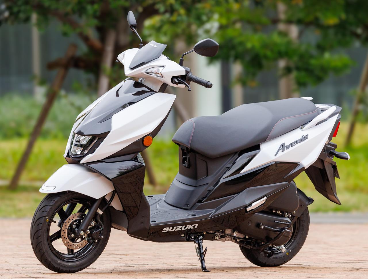 画像: リアに向かって跳ね上がったアクティブなエアロフォルムは、アドレス125と共通プラットフォームとは思えない個性的なものだ。