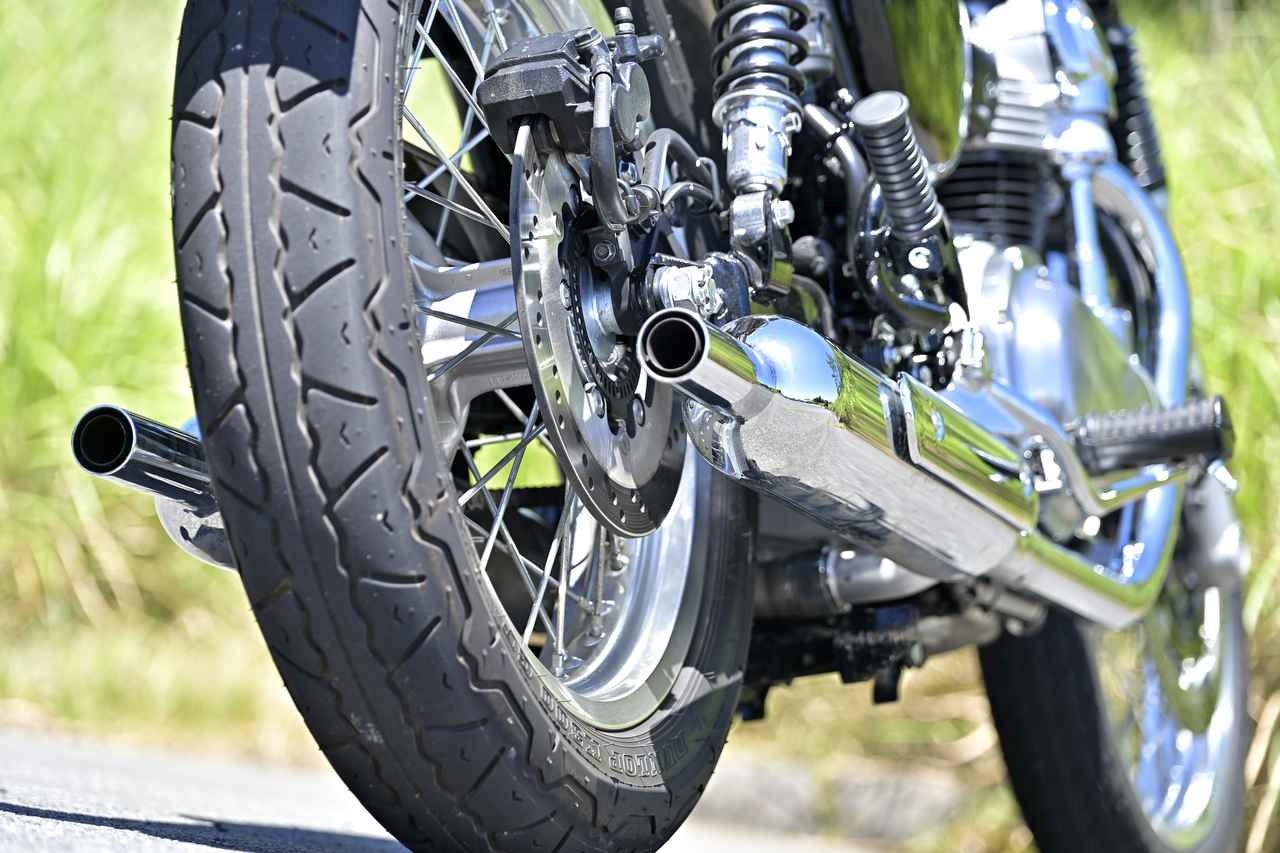 画像: ▲左右2本出しのマフラーもW800の特徴です。