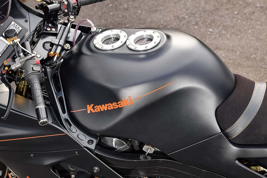 画像9: ブラックアウトしたもう1台のテーマは欧風スタイルのレーシングカスタム