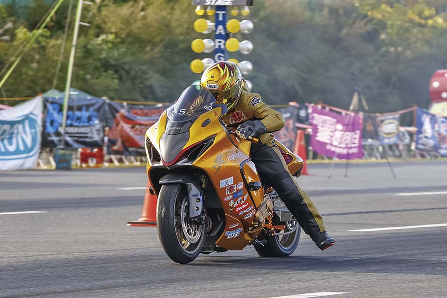 画像: ▲neo-dyneの正規発売元、HRMの代表を務める炎さんはJD-STERドラッグレースの最高峰、プロオープンクラスで活躍中。neo-dyneとの出会いもマシン搬送の悩みを解決しようとしたのが発端だった。