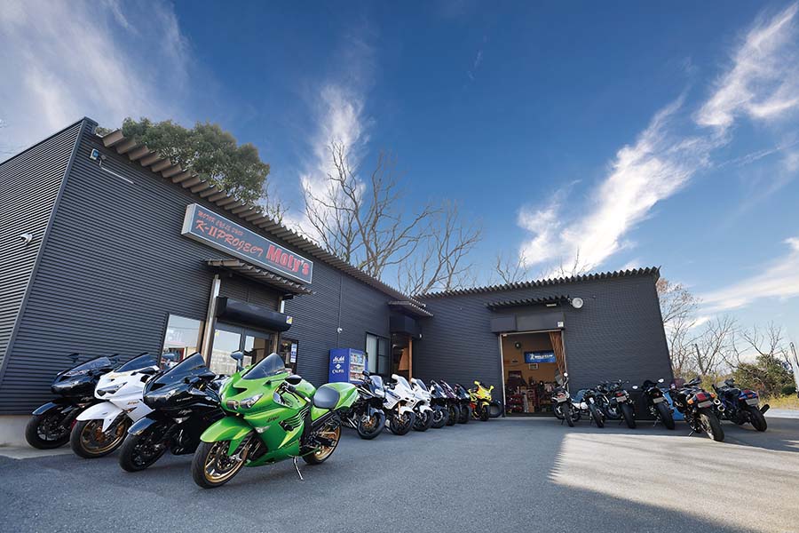 画像: ▲2台のZX-10を製作したのはZX-14RやHAYABUSAなどメガスポーツのカスタムで知られる、茨城・守谷市のK-2プロジェクト。代表の北村完光さん自身、320㎞／hオーナーズクラブ元会長でもあり、’01年の開店以降そのノウハウを頼りに多くのライダーが訪れるショップだ。