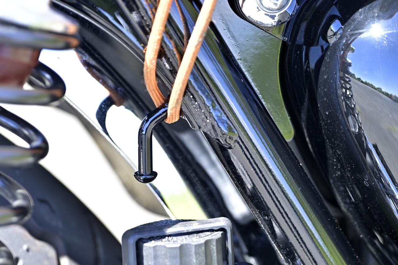 画像: ▲前方のフック。カギ形になっているのがGOOD！