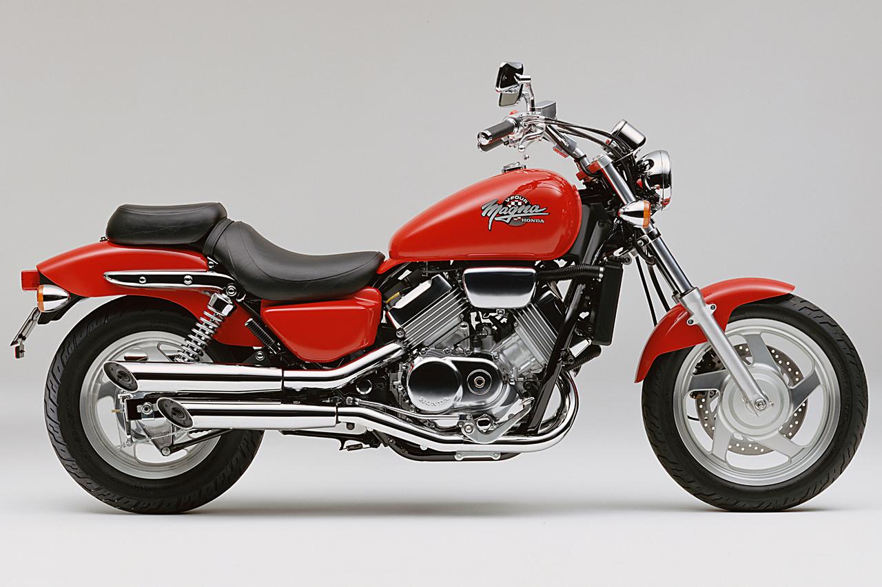 画像: Honda MAGNA 当時価格：83万9000円（北海道は2万円、沖縄は1万円高。その他一部地域を除く）