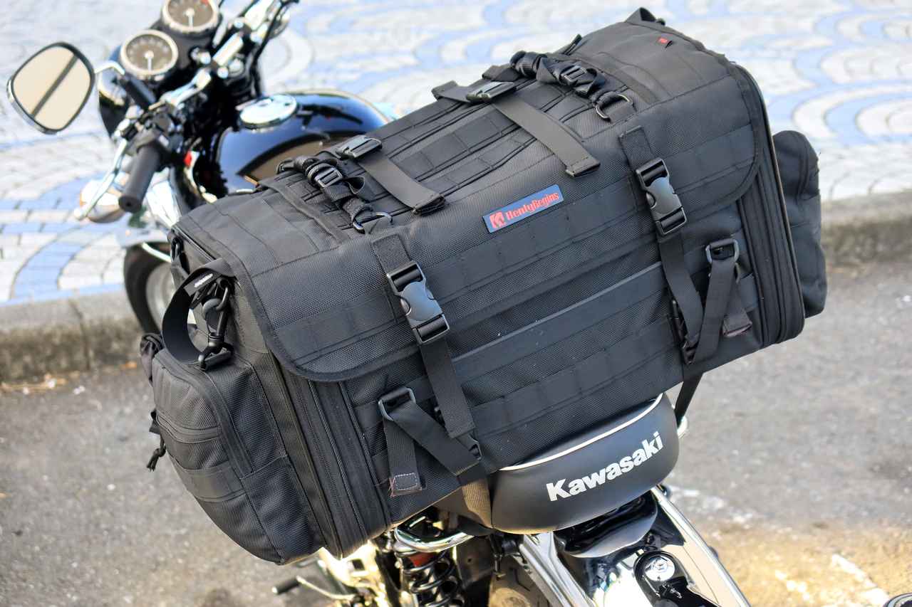 画像: ▲キャンプ道具が一式入る大型のシートバッグも積載できます。 ※このバッグは筆者の私物です。純正アクセサリーパーツではございません。