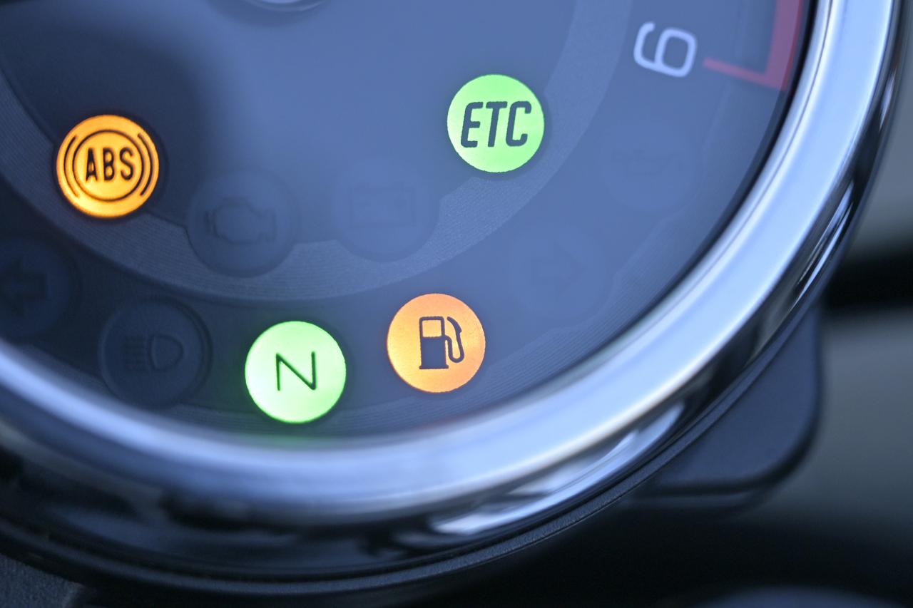 画像: ▲さらに少なくなると、燃料残量警告等がオレンジ色に光ります。