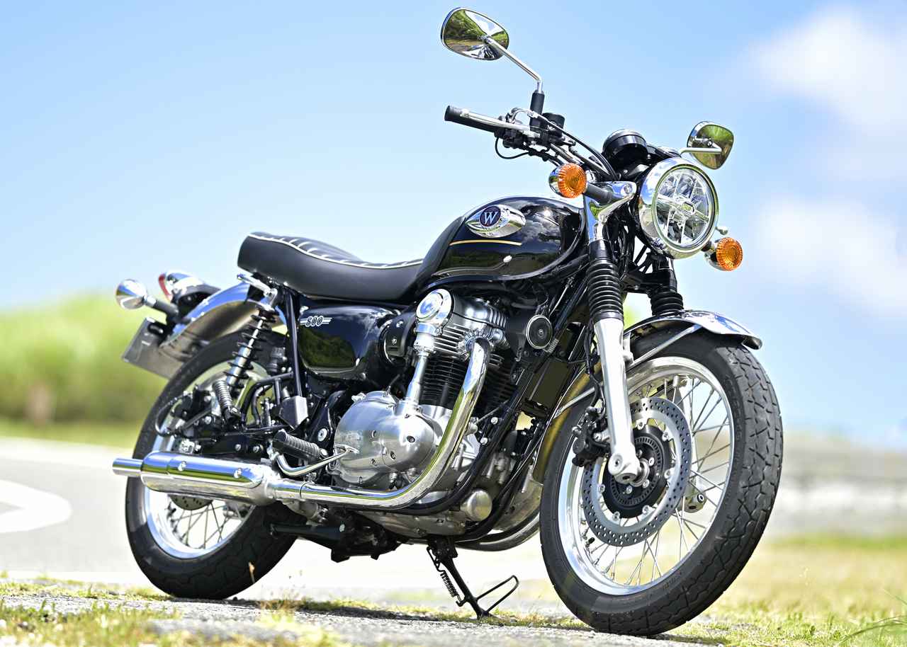 画像: Kawasaki W800 撮影車両は2025年モデル 総排気量：773cc エンジン形式：空冷4ストロークSOHC4バルブ並列2気筒 シート高：790mm 車両重量：226kg 2026年モデルの発売日：2025年11月1日 2026年モデルの税込価格：130万9000円