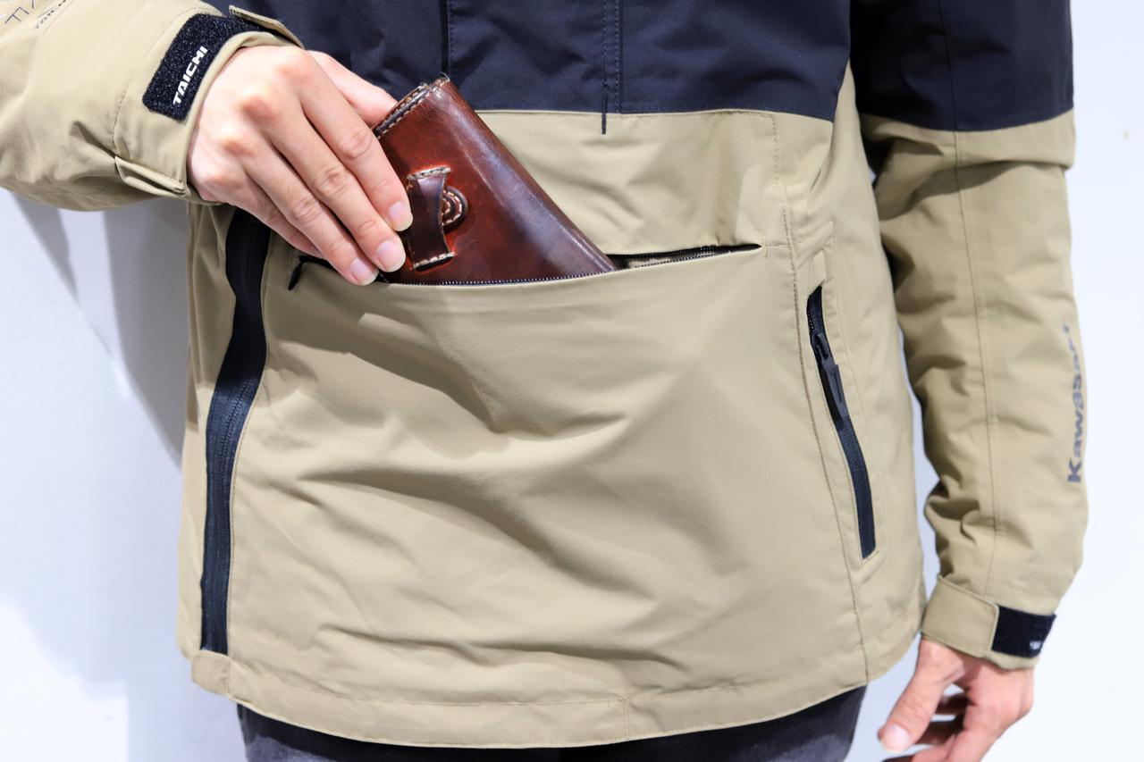 画像: ▲アノラック風デザインならではの大きなフロントポケットが魅力のひとつ。